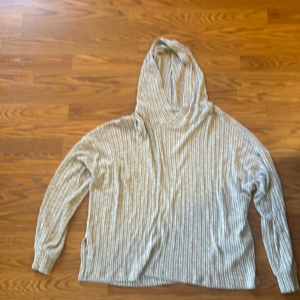 American Eagle light weight sweater. Cozy and light weight, perfect for spring!